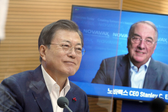 문재인 대통령이 지난 1월 20일 스탠리 에르크 노바벡스 CEO와 전화 통화를 하고 있다. 청와대 제공.